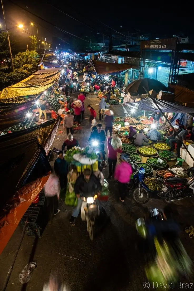 Long Bien Night Market — Ханой, Ночной фермерский · пик 2:00–4:00