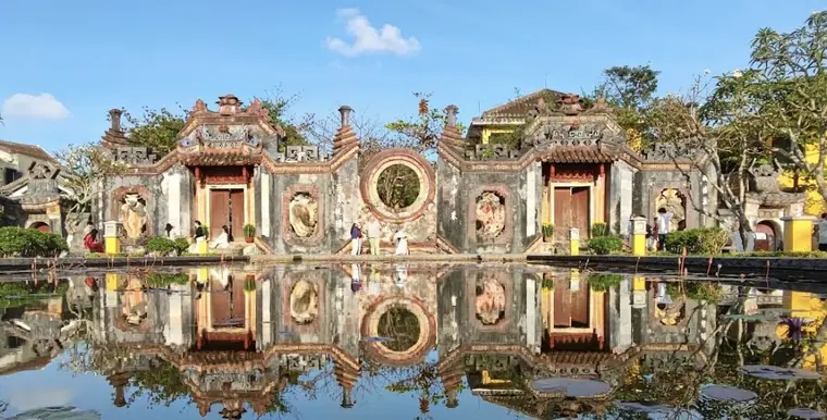 Tam Quan Chùa Bà Mụ — Хойан, Трёхарочные ворота · лотосовый пруд