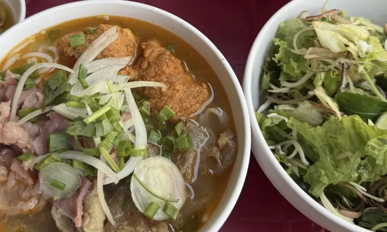 Bún Bò Huế Mệ Kéo — Хюэ, Бунбо · только утро · 70+ лет