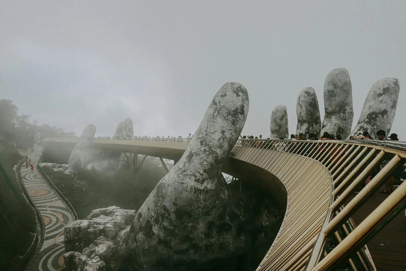 Достопримечательности Дананга: Golden Bridge at Ba Na Hills