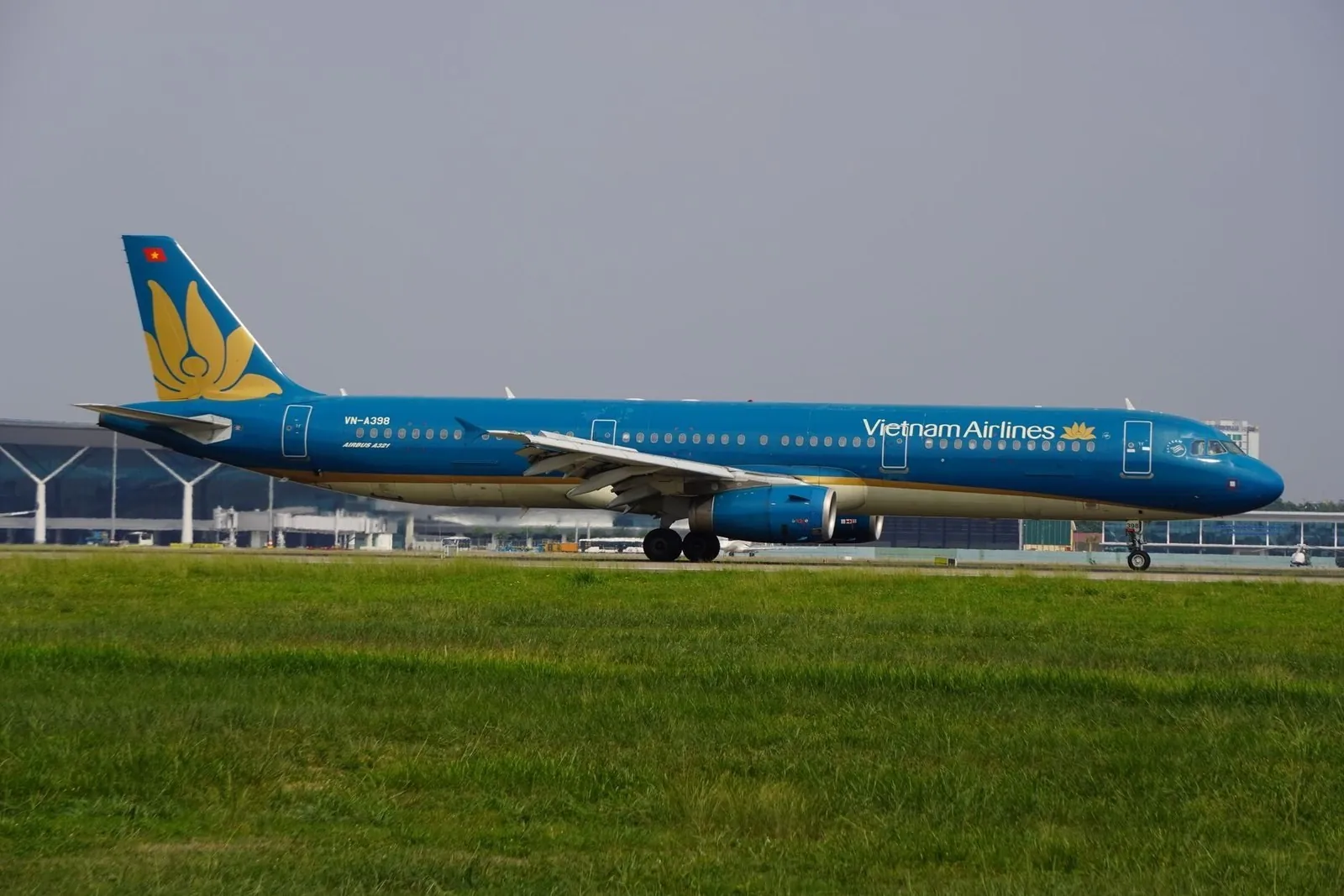 Самолёт Vietnam Airlines выруливает на взлётную полосу во Вьетнаме