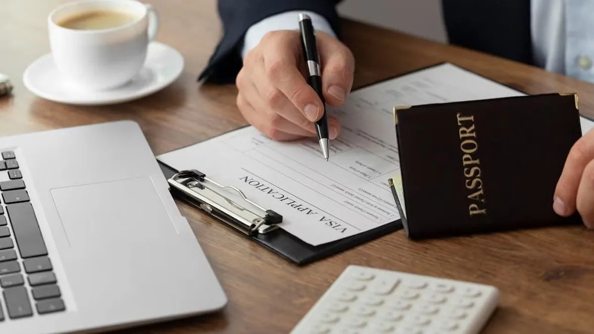 Электронная виза Вьетнама: hand writing visa application by hand
