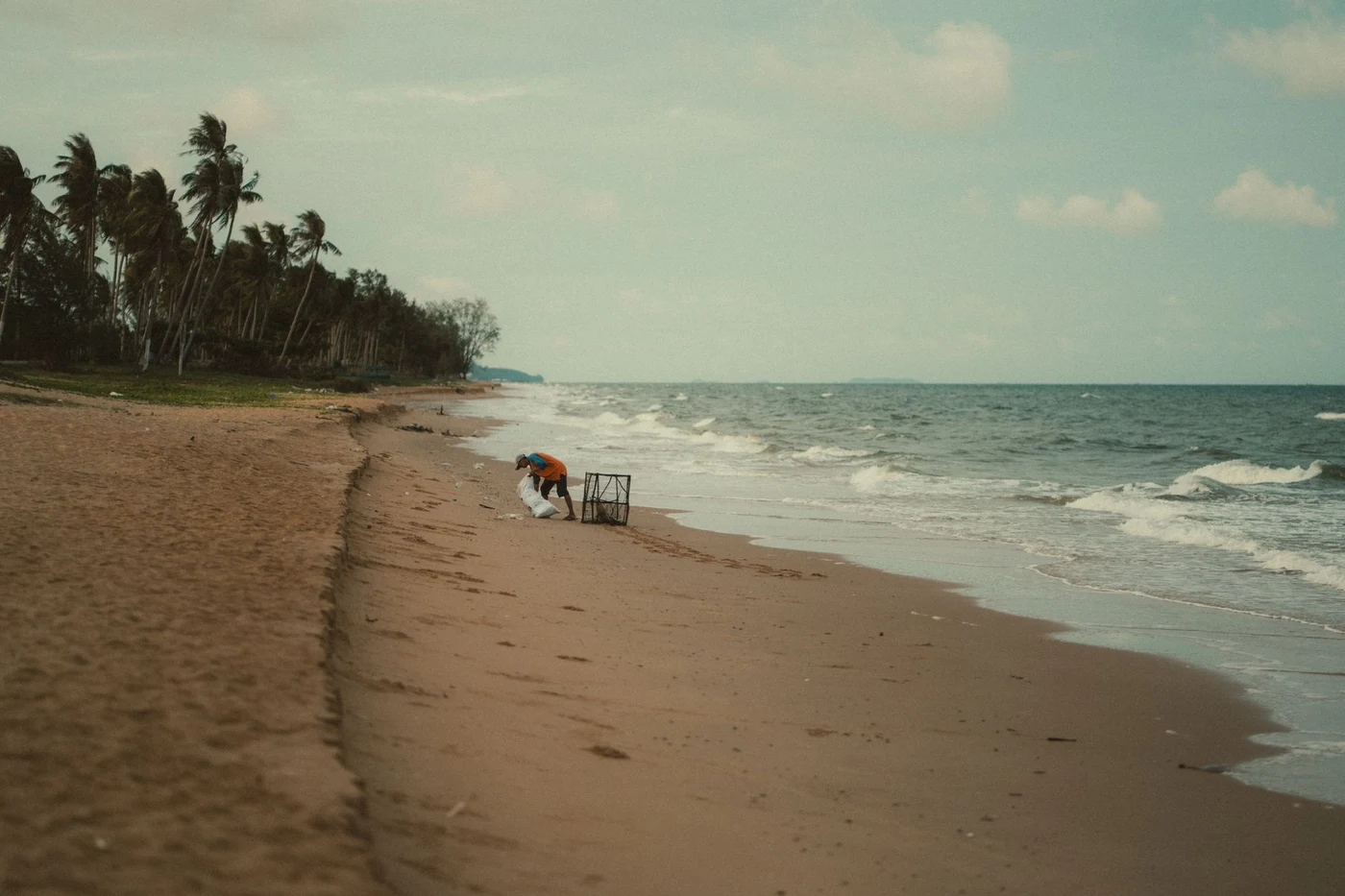 Тихий пляж с песком и спокойной водой на Фукуоке