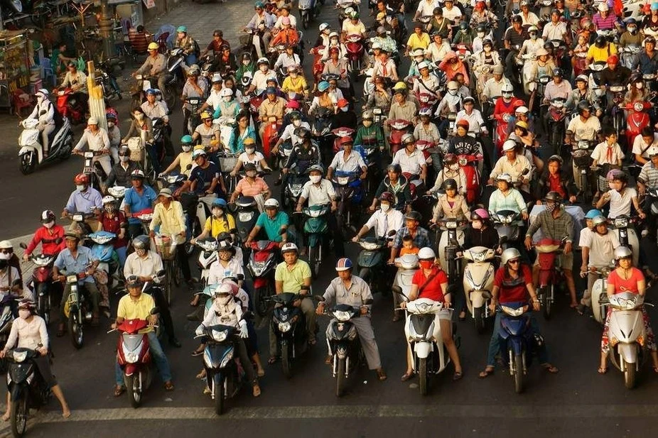 Плотный поток мотобайков на улице вьетнамского города