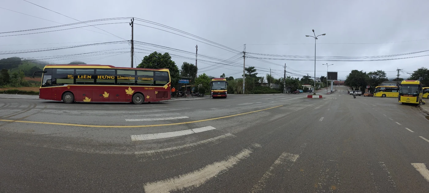 Открытая дорога в сторону холмов во Вьетнаме