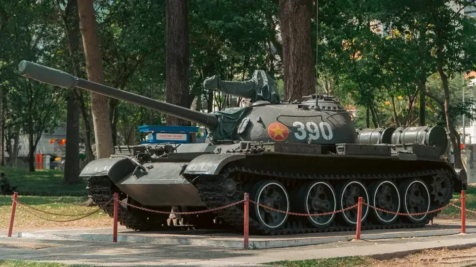 Танк №390 у входа в Музей военных реликвий в Хошимине