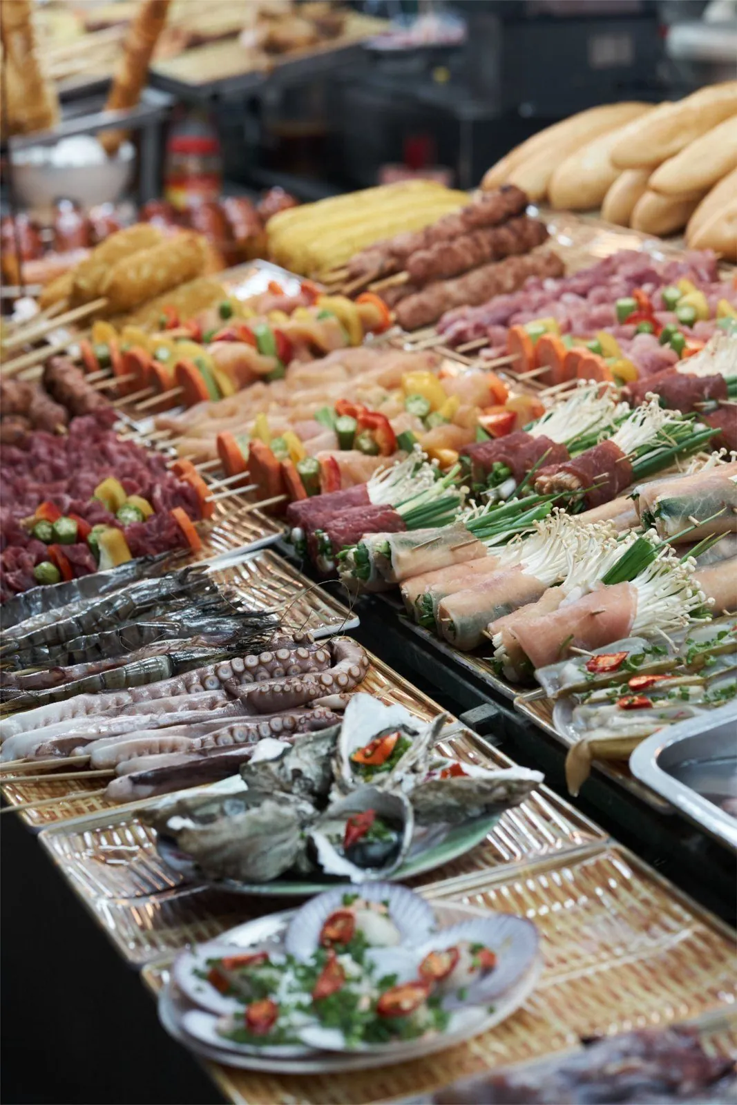 Уличная еда и морепродукты на рынке в Дананге
